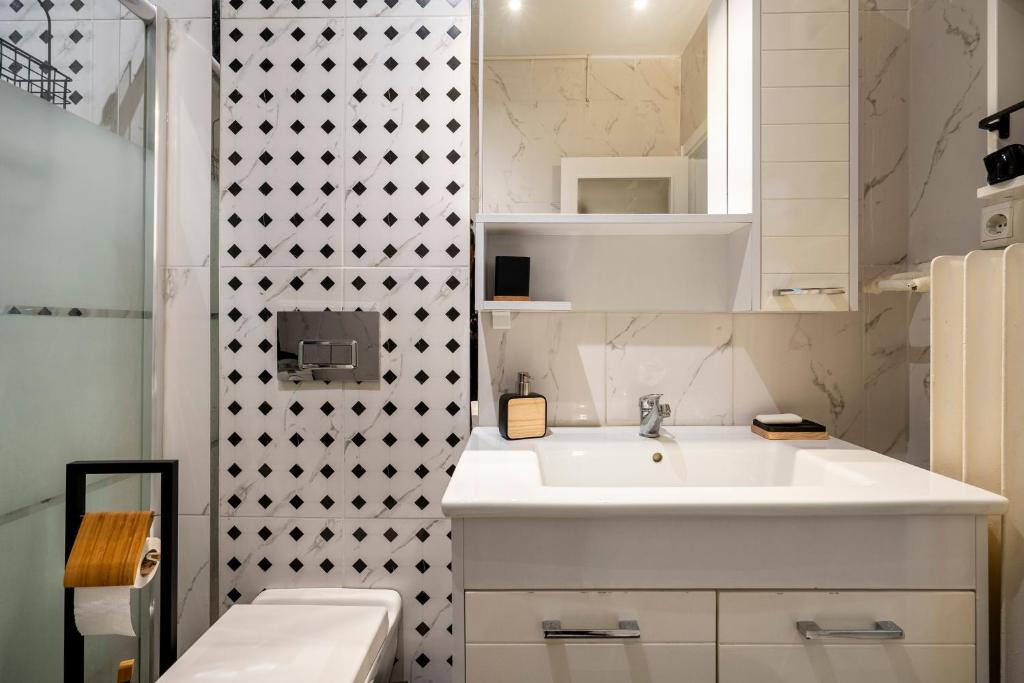 Studio 85 m² climatisé avec balcon au centre-ville de Tanger